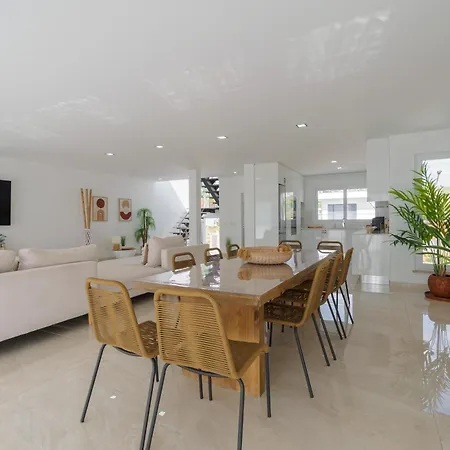 With Ocean View فيلة *