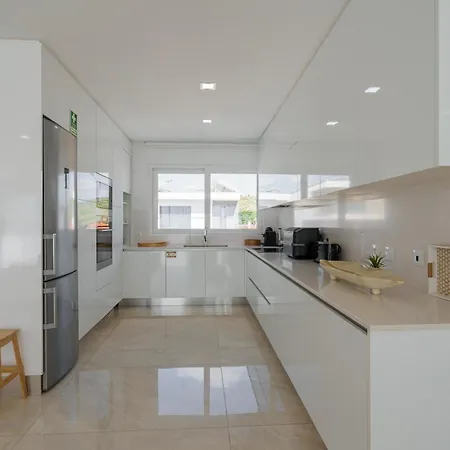 With Ocean View فيلة *